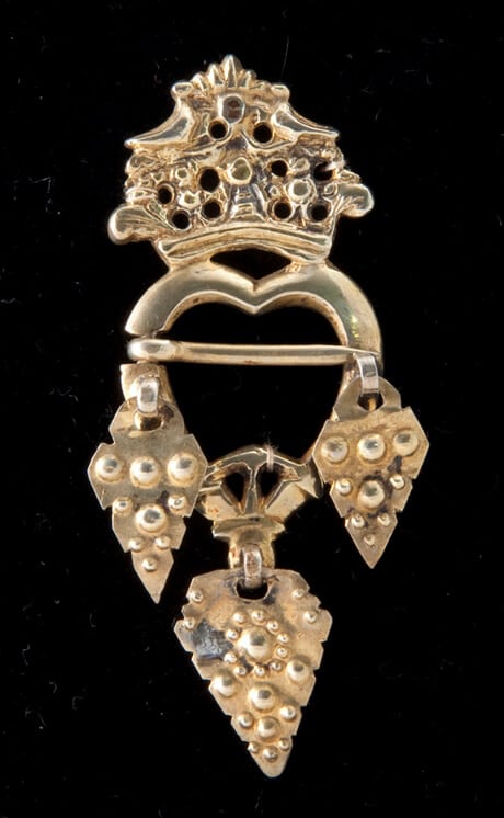 Brooch with inverted anchor at its base and a crown with birds on top - Norwegian Metalworking