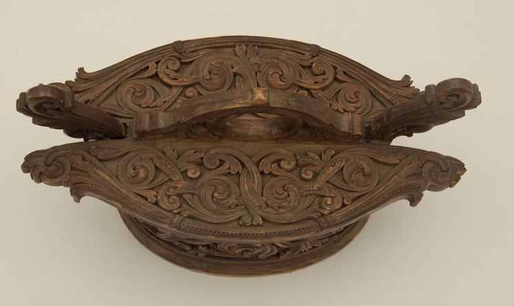Oval miniature bentwood box of a traditional tine - Decorative Woodcarving