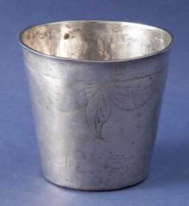 Beaker with engraved design of two medallions - Norwegian Metalworking