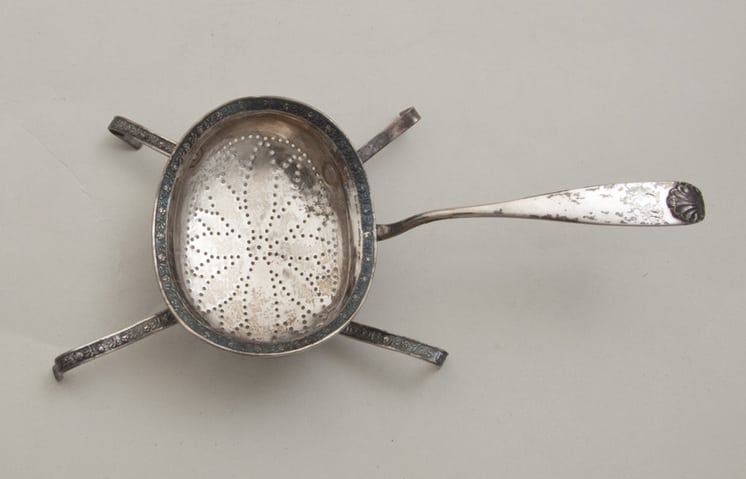 Strainer with perforations in the shape of flower petals in the bottom of the bowl - Norwegian Metalworking