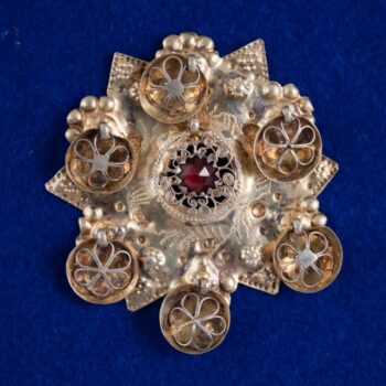 Brooch with six rosettes set between the points of a star.