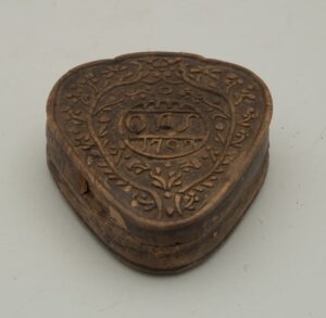 Heart-shaped snuff box with hinged cover carved from burl - Decorative Woodcarving