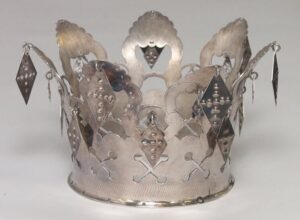 Bridal crown with two sizes of diamond-shaped ornaments hang from the crown