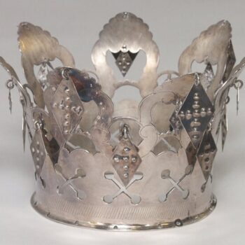 Bridal crown with two sizes of diamond-shaped ornaments hang from the crown