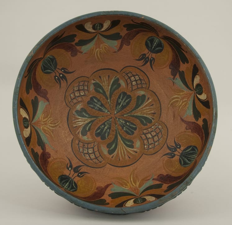 Low outflaring bowl with rosemaling in the Hallingdal style - Rosemaling