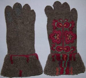 Dark grey knitted gloves with embroidered flowers - Textiles