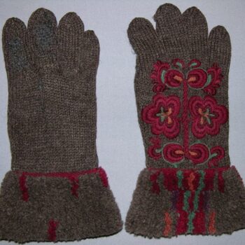 Dark grey knitted gloves with embroidered flowers - Textiles