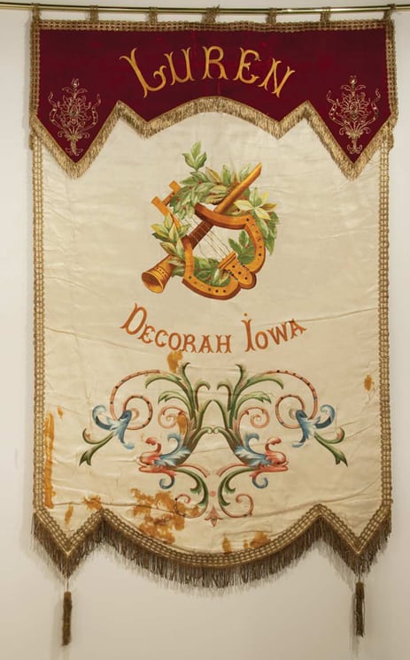 This banner has the Lauren emblem of the horn, harp, and acanthus-type scrolling - Textiles