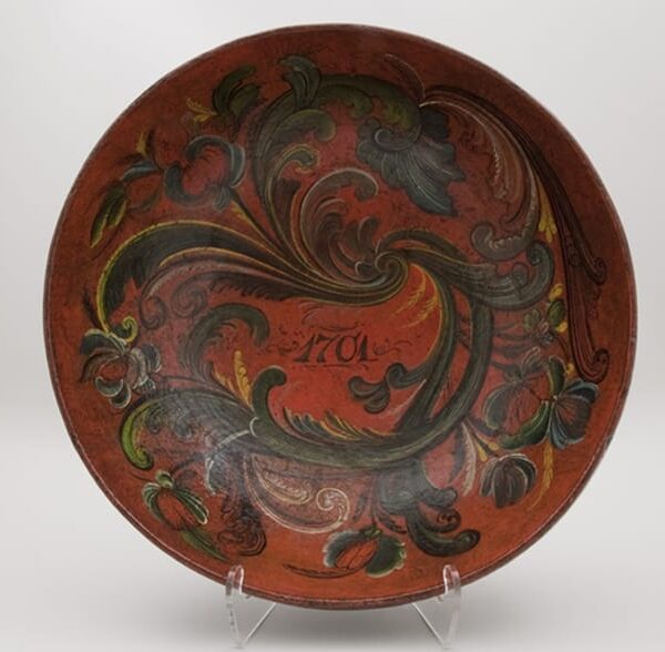 Large bowl carved from a single piece of wood, The design of the bowl is too intricate for a date of 1701 - Rosemaling