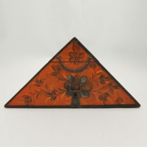 Triangular hat box withe pegged corners - Rosemaling