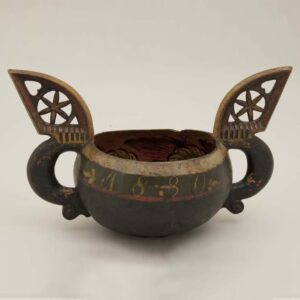 Ale bowl carved from a single piece of wood, An accompanying letter indicates that there was once a lid, which is unusual for this type of object - Rosemaling