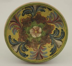 Turned bowl with Hallingdal style rosemaling painted by Nils H. Bæra - Rosemaling