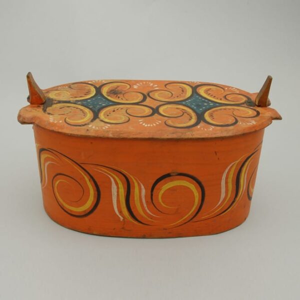 Laced bentwood box with Sogn style rosemaling. Flat cover is secured with two side wood springs - Rosemaling