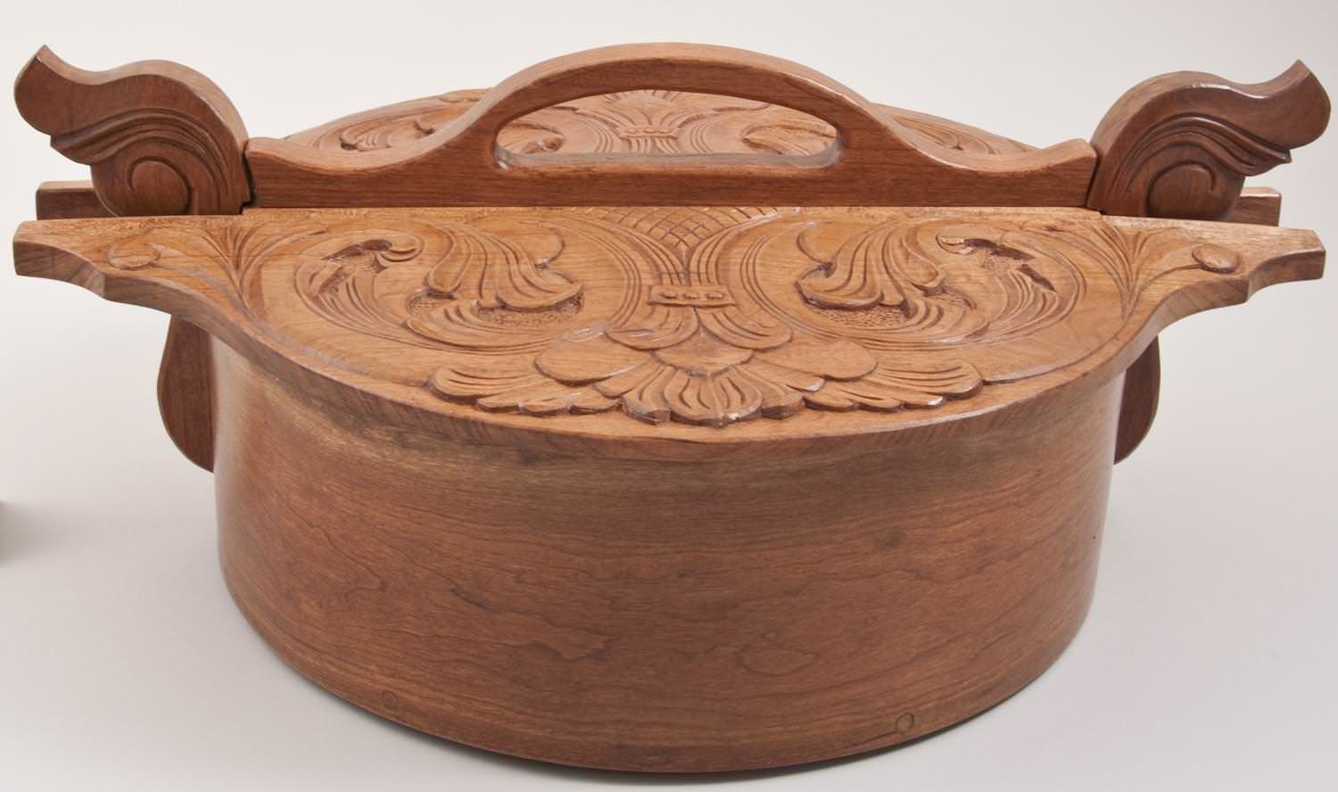 Acanthus-carved oval box (tine) © 2010 Russ Biros Acanthus-carved oval box (tine) © 2010 Russ Biros